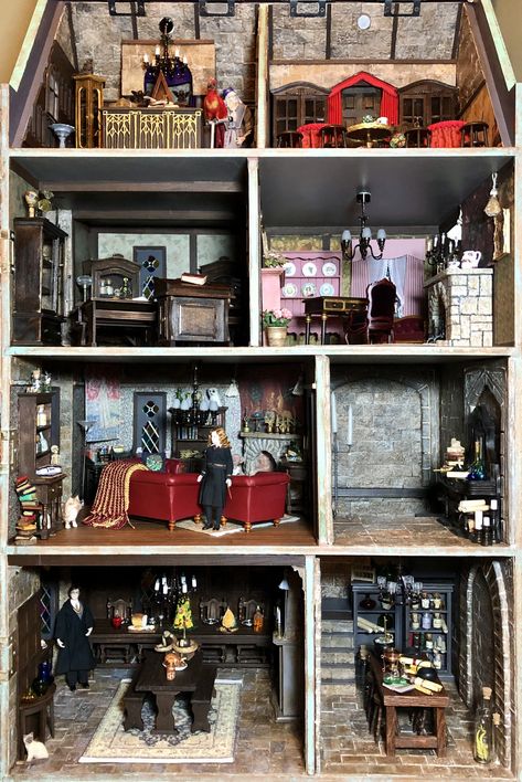 Harry Potter Dolls House, Harry Potter Dollhouse Diy, Harry Potter Dollhouse, Hogwarts Miniature, Hogwarts Dollhouse, Harry Potter Barbie, Harry Potter Themed House, Bookshelf House, Château Disney