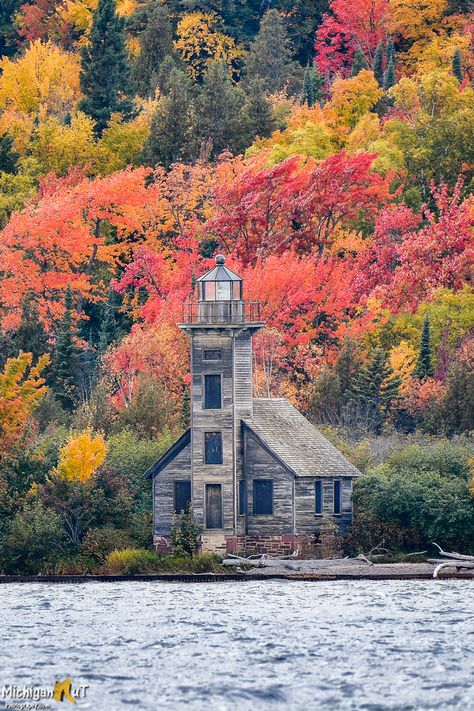 Grand Island East Channel Lighthouse Framed in peak fall colors Nut Photography, Lake Lighthouse, Faro Portugal, Lighthouse Photos, Lighthouse Painting, Lighthouse Pictures, Landscape Photography Tips, Beautiful Lighthouse, Michigan Travel