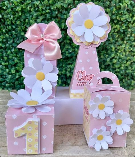 Daisy Party, Simple Birthday Decorations, Backdrop Design, First Birthday Invitations, Box Template, Birthday Party Themes, Birthday Decorations, Flower Power, Birthday Invitations