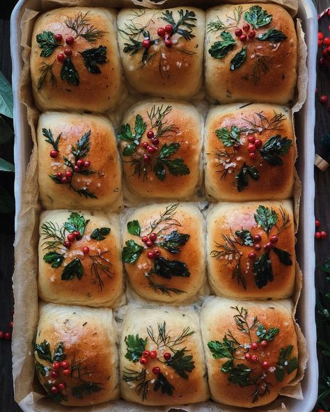 Butter Dinner Rolls, Rosemary Honey, Carrot Tops, Fluffy Dinner Rolls, Dinner Rolls Recipe, Xmas Food, Honey Butter, Food Test, Christmas Cooking