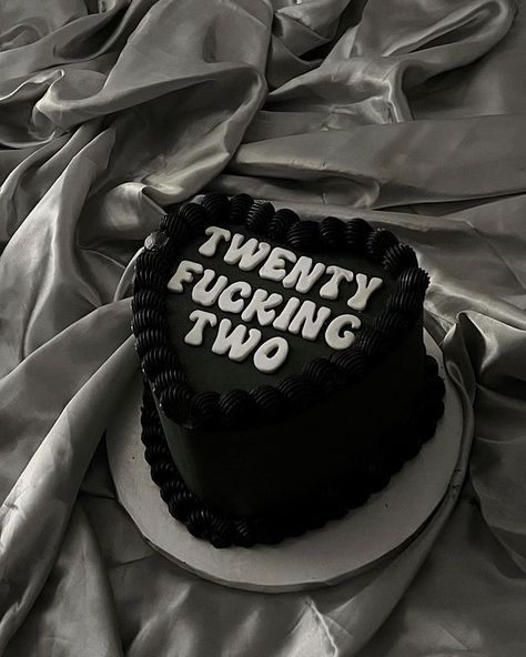 Dark Bday Aesthetic, Dark Aesthetic Birthday Theme, 22th Birthday Ideas, Punk Birthday Cake, 30 Cake Ideas, Sagittarius Birthday Cake, Cake Ideas For Birthday, Baddie Birthday, His 30th Birthday