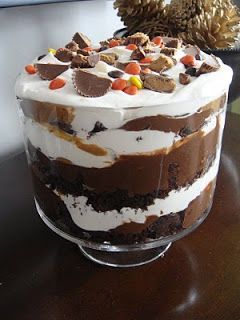 Trifle Bowl Recipes, Brownies Chocolate, Bon Apetit, Trifle Desserts, Trifle Recipe, Reeses Peanut Butter Cups, Reeses Peanut Butter, Peanut Butter Chocolate, Chocolate Syrup