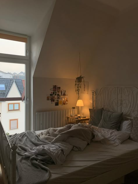 Bedroom Cosy Aesthetic, Winter Bedroom Ideas Cozy, Cozy Winter Room Aesthetic, Bedroom Inspirations Cosy, Cozy Vintage Bedroom Aesthetic, Winter Room Decor Aesthetic, Winter Aesthetic Room, Cozy Bedroom Winter, Pretty Bedroom Aesthetic