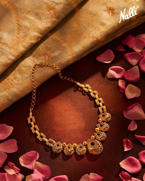 The exclusivity of gold necklaces is unmatched and adds elegance to all your occasions, no matter the season. This beautiful gold choker is crafted in a chain motif with an easy hook closure, making it easier to wear. Embrace this choker with a Kanchipuram silk saree, full-sleeve blouse, and gold belt to rock the look. Gold Jewellery Photography Ideas, Gold Chain Photography, Photoshoot Ideas For Jewellery, Indian Jewellery Photoshoot Ideas, Jewellery Shoot Ideas, Jewellery Branding, Necklace Photography, Jewellery Shoot, Indian Gold Jewellery Design