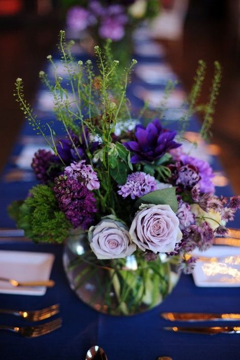 Deco Violet, Purple Centerpieces, Purple And White Flowers, Wedding Colors Purple, Purple Wedding Flowers, Flowers Purple, Small Table, Table Flowers, Floral Centerpieces