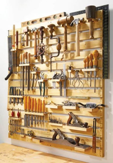 Officine In Garage, Pallet Tool, Garden Tool Rack, Tool Rack, Door Insulation, Into The Wood, Workshop Organization, Diy Holz, Garage Tools