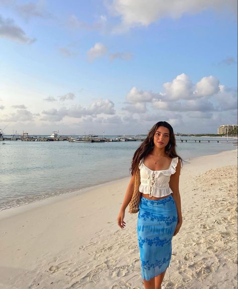 Beach Skirt Outfit, Long Skirt Outfits For Summer, Beach Aesthetic Outfits, Boho Beach Outfit, Tropical Outfits, Midi Skirt Y2k, Cancun Outfits, Tropical Skirt, Midi Skirts Summer