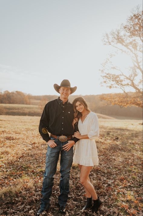 Country Couple Photos, Western Engagement Pictures, Western Photoshoot Ideas, Western Couple Photoshoot, Western Engagement Photos, Western Photo Shoots, Fall Photoshoot Ideas, Rustic Engagement Photos, Country Couple Pictures