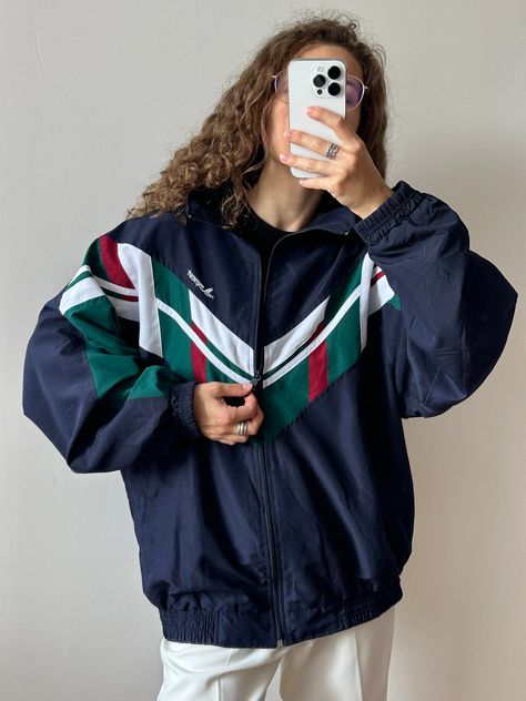 Vintage Sport Jacket Outfit, Vintage Sports Jacket Outfit, Athletic Jacket Outfit, Sports Jacket Outfit, Vintage Athletic Wear, Sports Look, Friends Camping, Retro Sport, Sport Logo