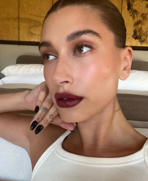 Simple Dark Lip Makeup, Nye Outfits Parties, Makeup Moodboard, Dark Lip Makeup, Dag Make Up, Burgundy Lips, Elegantes Makeup, Hippie Mom, Fall Lipstick