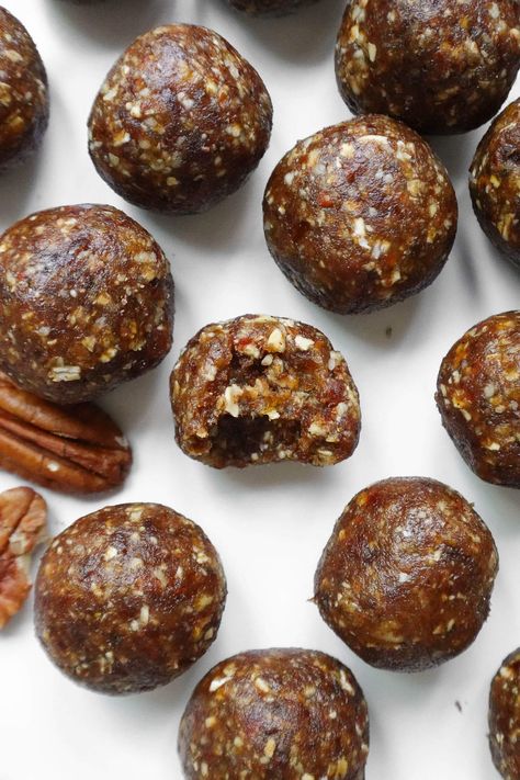 Looking for a healthy snack that tastes like your favorite pecan pie? Try these easy-to-make Pecan Pie Energy Balls! Made with just five nutritious ingredients, these no-bake energy bites are the perfect vegan snack for any time of day. Pecan Pie Date Balls, Pecan Energy Balls, Energy Balls No Bake, Vegan Energy Balls, Healthy Peanut Butter Cups, Vegan Pecan, Toddler Foods, No Bake Energy Bites, Energy Ball Recipe