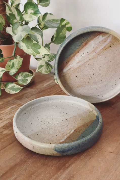 Pottery Ideas Wheel Thrown Plates, Ceramic Pottery Plates Handmade, Speckle Clay Pottery, Stoneware Pottery Handmade, Ceramic Place Settings, Ceramic Plate Glazing Ideas, Ceramic Pottery Plates, Handmade Pottery Ideas Simple, Textured Pottery Ideas