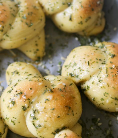 How to make easy garlic knots using a bread machine! - ourlittlebluehomestead.com Bread Maker Garlic Knots, Garlic Knot Bread, Bread Machine Garlic Bread, Bread Knots, Easy Garlic Knots, Homemade Garlic Knots, Garlic Knots Recipe, Bread Rolls Recipe, Bread Maker Recipes