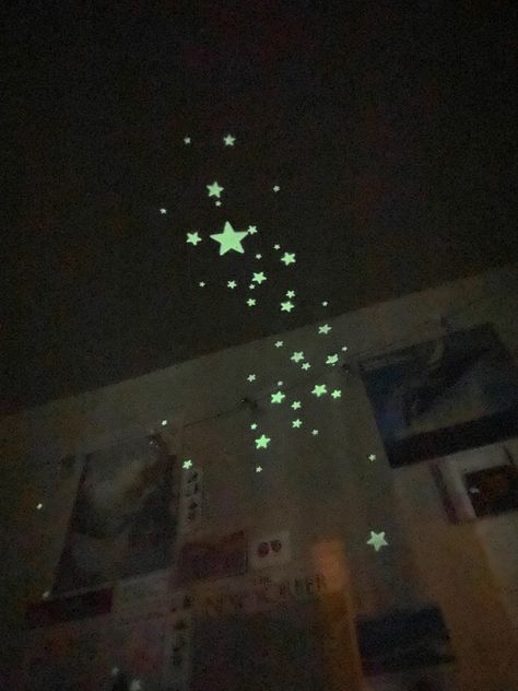 Night Sky Room Decor, Glow In The Dark Stars Aesthetic Room, Light Fixtures Aesthetic, Stars On Ceiling Aesthetic, Star Aesthetic Bedroom, Glow In The Dark Stars On Ceiling Ideas, Glow Stars On Ceiling, Glow In The Dark Stars Aesthetic, Stars On Ceiling Bedrooms