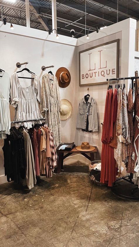 Boutique Wall Display Ideas, Clothing Booth Display Ideas, Clothing Display Ideas Boutiques, Vendor Booth Display Ideas Clothing, Clothing Booth Display, Shop Interiors Boutique, Boutique Layout, Boutique Store Displays, Vendor Booth Display