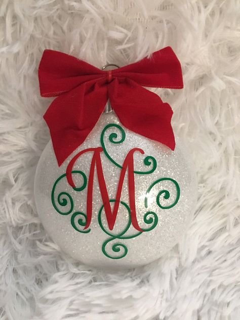 Christmas Ball Ornaments Diy, Cricut Ornaments, Vinyl Ornaments, Monogrammed Christmas Ornaments, Xmas Projects, Clear Christmas Ornaments, Candy Decor, Cricut Christmas Ideas, Doilies Crafts