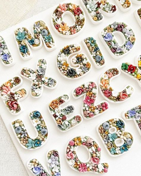 Polymer Clay Letters, Clay Letters, Keychain Letters, Floral Keychain, Diy Magnets, Clay Artist, Letters Of The Alphabet, Initial Keychain, Polymer Clay Animals