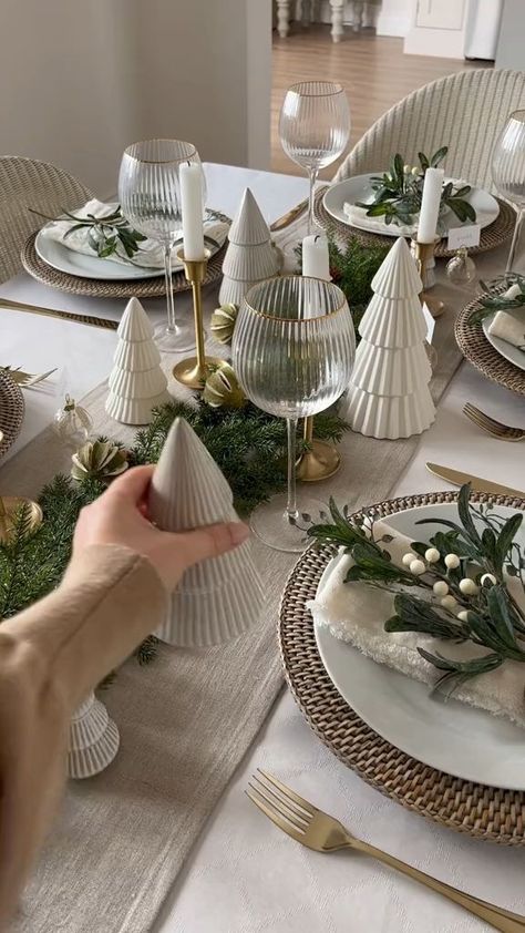 Štědrý Den, Tafel Decor, Christmas Dining Table, Cozy Christmas Decor, Christmas Dinner Table, Christmas Dinner Party, Christmas Decor Inspiration, Christmas Tree Inspiration, Christmas Themes Decorations