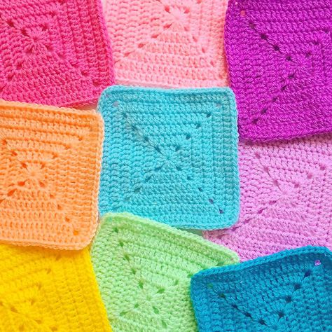 Learn to crochet a solid granny square using this tutorial. It's an easy and fun square to make and use for crochet blankets and cushions. Solid Granny Square, Granny Square Pattern Free, Square Crochet Pattern, Granny Square Crochet Patterns Free, Crochet Granny Square Blanket, Crochet Granny Square, Crochet Square Patterns, Square Crochet, Granny Squares Pattern