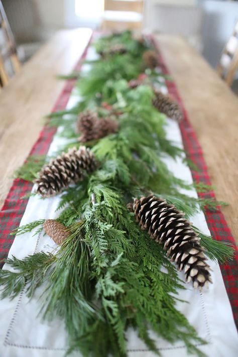 Christmas Table Decorations Centerpiece, Diy Christmas Table, Christmas Table Centerpieces, Winter Craft, Christmas Tablescape, Christmas Tablescapes, Christmas Dining, Long Table, Christmas Table Runner