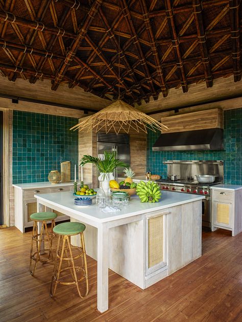 Tour Aerin Lauder's Indoor-Outdoor Tropical Escape | Architectural Digest Hawaiian House, Deco Surf, Tropical Beach Houses, Tropical Kitchen, Tropical Interior Design, Caribbean Homes, Hawaiian Homes, Tropical Interior, Hawaii Homes