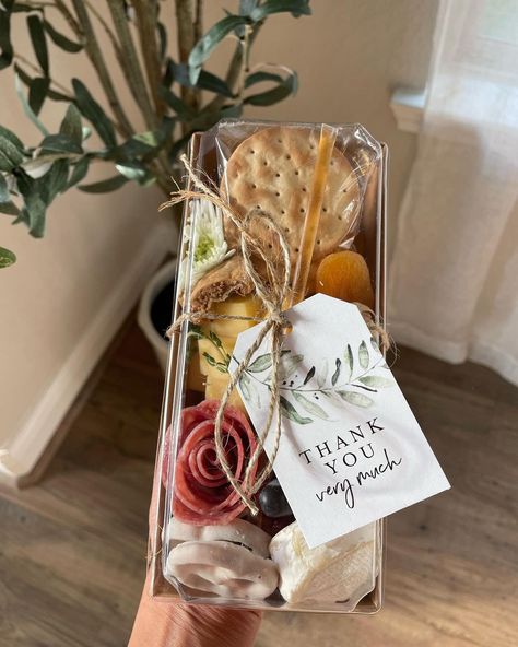 Charcuterie Gift Box, Charcuterie Appetizers, Cheeseboard Gift, Wedding Snacks, Charcuterie Gifts, Picnic Box, Store Snacks, Cheese Box, Charcuterie Inspiration