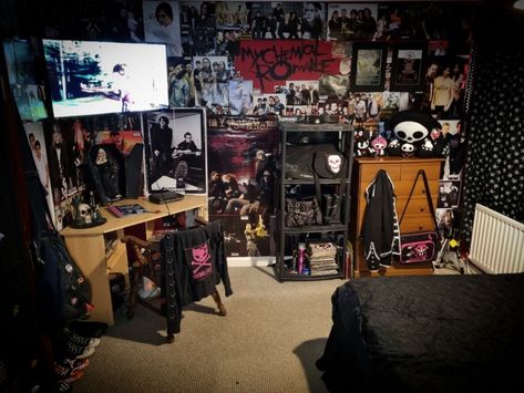 2000s Grunge Room, 2000s Older Brother Core Room, Punk Room Ideas, Aesthetic Bedroom Inspirations, Punk Bedroom Aesthetic, Metalhead Room, Emo Bedroom, Punk Bedroom, Emo Room