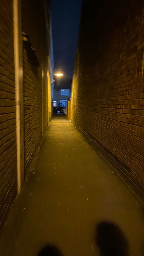 #aesthetic #nightlife #night #alley #teen #london #streetstyle #cute #inspo #dark #nightwalks #nightwalk #street #evening #vibes #summer #summervibes Background Place Aesthetic, Night Alley, Place Aesthetic, Evening Vibes, Dark Alley, Dark Street, London Street, Art Class, Aesthetic Photo