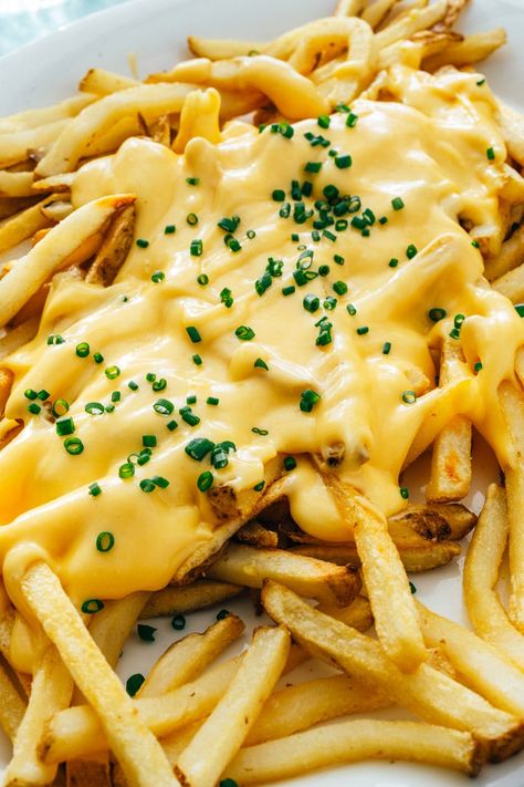 Cheesy Fries Recipe, Cheese Fries Sauce, Potato Recipes Healthy, Melted Cheese Sauce, Chilli Cheese Fries, Cheese Fries Recipe, Cheesy Fries, Low Carb Chips, Cake Pizza