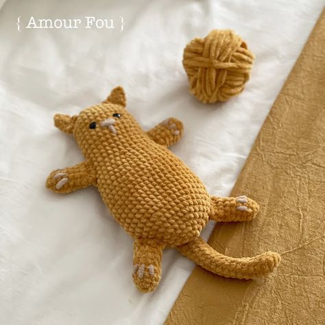 { Amour Fou | Crochet }: { Little Crookshanks… } Crocheted Cat, Crochet Cat Pattern, Crochet Animals Free Patterns, Fun Crochet Projects, Crochet Animal Patterns, Diy Crochet Projects, Wooden Coasters, Crochet Cat, Wooden Art