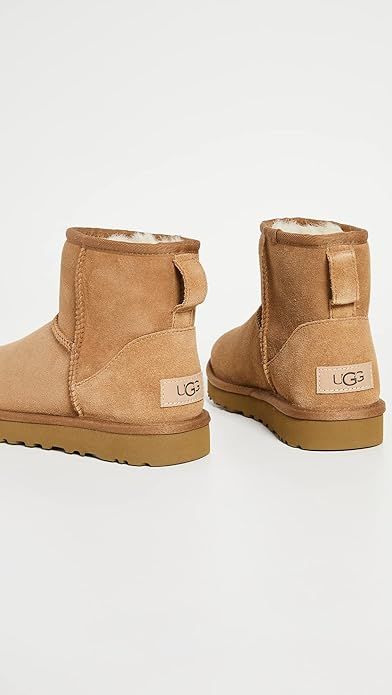 Classic Mini Uggs, Uggs Mini, Ugg Mini Boots, Ugg Snow Boots, Ugg Boots Outfit, Ugg Classic Mini Ii, Ugg Booties, Short Uggs, Classic Ugg Boots