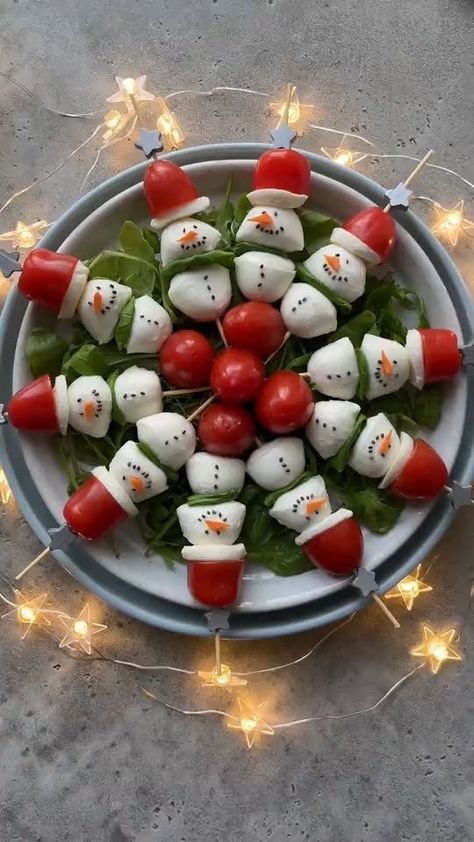 Mozzarella Caprese, Christmas Salads, Christmas Platter, Decorações Com Comidas, Easy Food Art, Christmas Food Dinner, Front Porch Christmas Decor Ideas, Porch Christmas Decor Ideas, Porch Christmas Decor