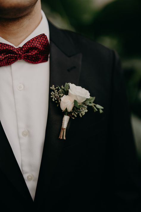 White Flower Boutonniere, Boutineer Wedding, Simple Boutonniere, White Rose Boutonniere, Pola Macrame, White Boutonniere, Groomsmen Boutonniere, Rose Boutonniere, Four Seasons Resort