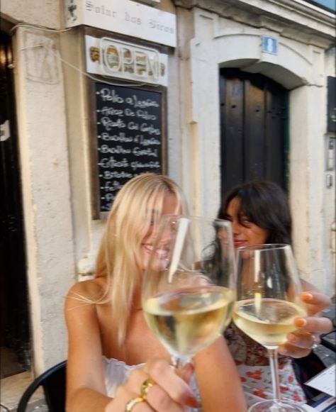 Summer In The City Aesthetic, Friends In Italy, Pic With Friends, Euro Summer Aesthetic, Vibe Pics, Trendy Photos, Europe Pics, French Summer, Girls Vacation