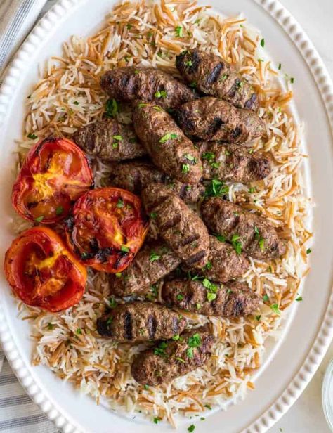 Authentic Arabic Recipes, Middle Eastern Lunch Ideas, Middle East Recipes Lebanon, Middle Eastern Baking, Cheap Middle Eastern Meals, Chaldean Food Recipes, Middle Eastern Dinner Recipes, Middle Eastern Dinner Ideas, Dinner Ideas Arabic Food