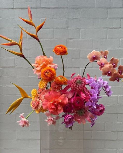 2024's Best Wedding Flower Arrangements - Rustic to Modern Trends Ombre Floral Arrangement, Sunset Flower Arrangements, Colorful Tropical Decor, Modern Flowers Wedding, Colorful Orchid Bouquet, Florist Instagram Content, Funky Wedding Florals, Sunset Wedding Aesthetic, Exotic Flower Arrangements