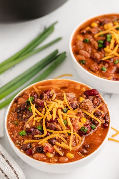 This low-calorie turkey chili is packed with so much flavor, you won't even think about it being healthy. It makes a big batch, and the leftovers get even tastier over the next couple of days. Turkey Chili Low Calorie, Low Calorie Chili Crockpot, Low Sodium Turkey Chili, Low Calorie Chilli, Low Cal Chili Recipes, High Protein Low Carb Chili, Chili Low Calorie, Macro Friendly Chili, High Protein Chilli