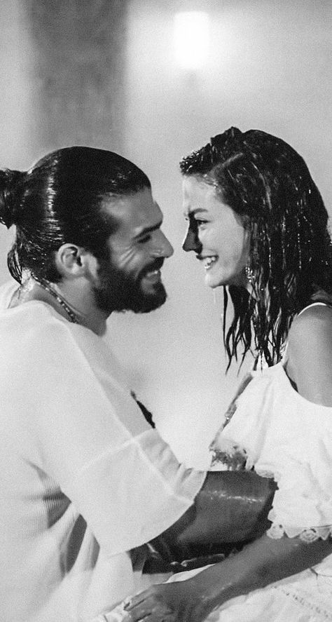 Can Sanem, Romantic Series, Brad Pitt And Angelina Jolie, Famous In Love, Aesthetic Couple, Movie Couples, Couples Images, Erkenci Kuş, Cute Couple Art