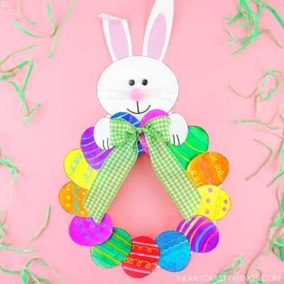 Påskeaktiviteter For Barn, Easy Easter Crafts For Kids, Easter Wreath Craft, Easter Egg Wreath, Easy Easter Crafts, Fun Arts And Crafts, Decorations Table, Diy And Crafts Sewing, Easter Decorations Diy Easy