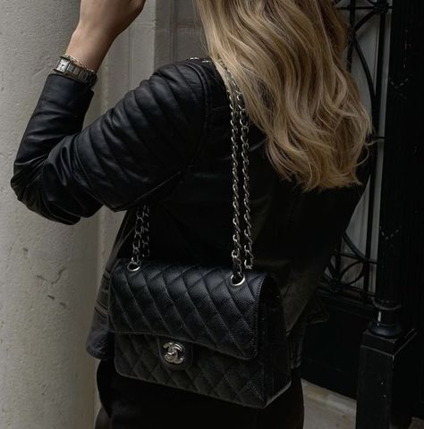 Chanel Bag Outfit, Chanel Bag Classic, Chanel Classic Flap Bag, Street Style Bags, Elegant Outfit Classy, Chanel Flap Bag, Classic Flap Bag, Model Outfits, Fashion Fits