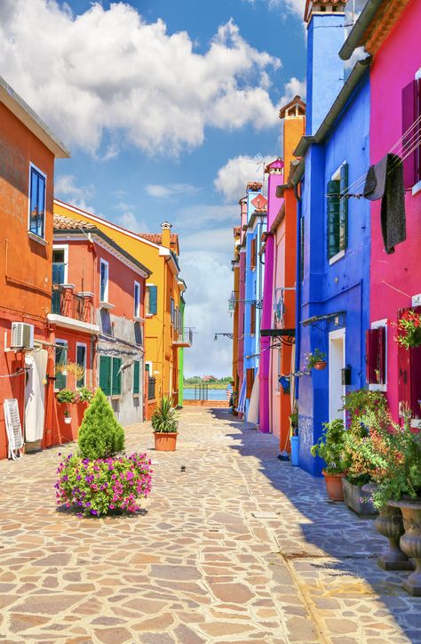 Houses Italy, Burano Island, Greek Islands To Visit, Best Greek Islands, Powerpoint Ideas, Colorful Houses, Colorful Places, Colourful Buildings, Travel Photography Inspiration