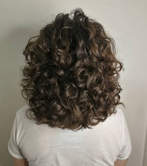 31 Gorgeous Short Curly Hair Styles in July 2020 Natural Curly Hair Cuts, Medium Length Curly Hair, Wavy Hairstyle, Layered Curly Hair, Curly Hair Photos, Thick Curly Hair, Short Curly Haircuts, Medium Curly Hair Styles, Trendy Hairstyle