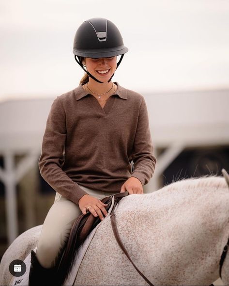 Casual Riding Outfit Equestrian, Equestrian Schooling Outfit, Riding Outfit Equestrian Aesthetic, Horseriding Aesthetic Outfit, Horseriding Outfits Casual, Casual Horse Riding Outfit, Equestrian Winter Outfit, Equestrian Outfit Ideas, Winter Equestrian Outfits