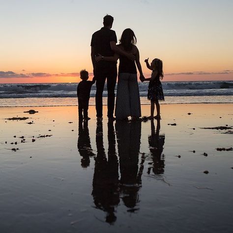 I do love a good sunset silhouette at the beach. Perfect idea for a family photo session for four. Family portraits ideas for a san diego vacation Family Photos Silhouette, Perfect Family Picture, Family Of Four Silhouette, Beach Silhouette Photography, Family Vacation Photography, Family Sunrise Beach Pictures, Family Vacation Picture Ideas, Family Vacation Photo Ideas, Family Sunset Beach Pictures