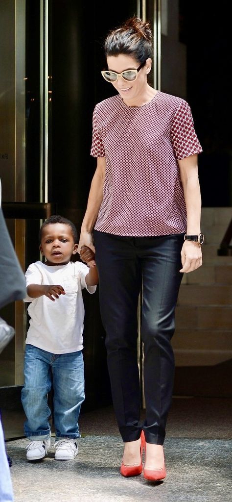 Sandra Bullock Street Style Sandra Bullock Outfits, Sandra Bullock Street Style, Sandra Bullock Style, Sandra Bullock Kids, Sandra Bullock, Dream Board, Classy Women, Everyday Outfits, Stella Mccartney