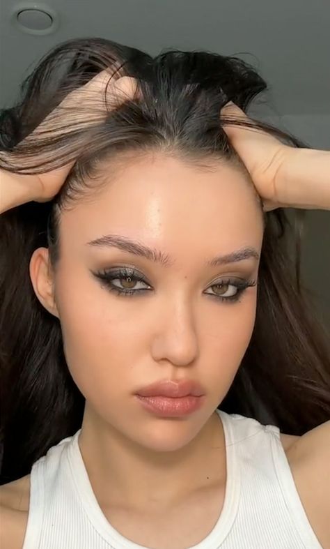 ’90s Grunge Makeup Is Back & It’s Sexier Than Ever Cool Prom Makeup, 90’s Makeup Grunge, Quiet Grunge Makeup, Brat Girl Summer Makeup, Ethereal Grunge Makeup, Soft Grunge Eye Makeup, Black Makeup Eye, 90s Smokey Eye, Grunge Eye Makeup 90s