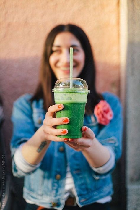 Nutritionist Photoshoot, Smoothie Photography, Coconut Limeade, Wellness Photoshoot, Liquid Diet Recipes, Squirrel House, Dark Green Vegetables, Yummy Green Smoothie, Pea Protein Powder