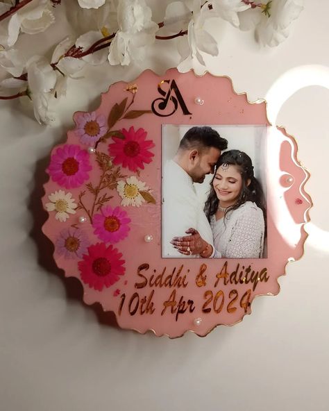 Resin Couple frame ✨ Preserving real daisy flowers with Name , date, photo, initials logo and small fairy light✨ Frame size- 8 inch #coupleframe #resincoupleframe #couplegiftideas #trendingreels #trendingsongs #transitionsongs #resingiftideas #handmadegiftideas #giftsforhim #GiftsForHer [ Birthday gift ideas, anniversary gift ideas, wedding gift, resin gift ideas , resin frame, resin art for beginners, resin art design, resin frame designs, resin name plate, resin round frame, irregular... Resin Gift Ideas, Best Friend Wedding Gifts, Couple Frame, Gift Ideas Anniversary, Diy Resin Gifts, Photo Frame Crafts, Gift Ideas Wedding, Bff Birthday Gift, Wedding Gifts For Friends