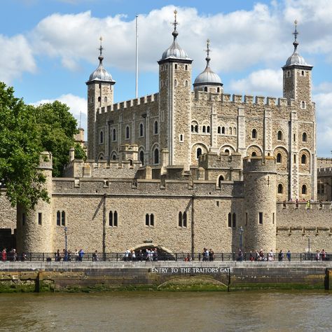 The Tower of London is a UNESCO World Heritage site associated with some of the most famous moments in British history. Here's what you need to know before you go. England History, Globe Theatre, London Itinerary, Castles In England, Haunted Castle, Most Haunted Places, Piccadilly Circus, Madame Tussauds, Trafalgar Square