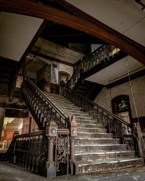 Old Mansions, Ruins, Old Abandoned Mansions, Old Manor House Interior, Old Victorian Homes Abandoned Mansions, Abandoned Houses Interior, Ao Oni, Abandoned Manor, Adventure Places